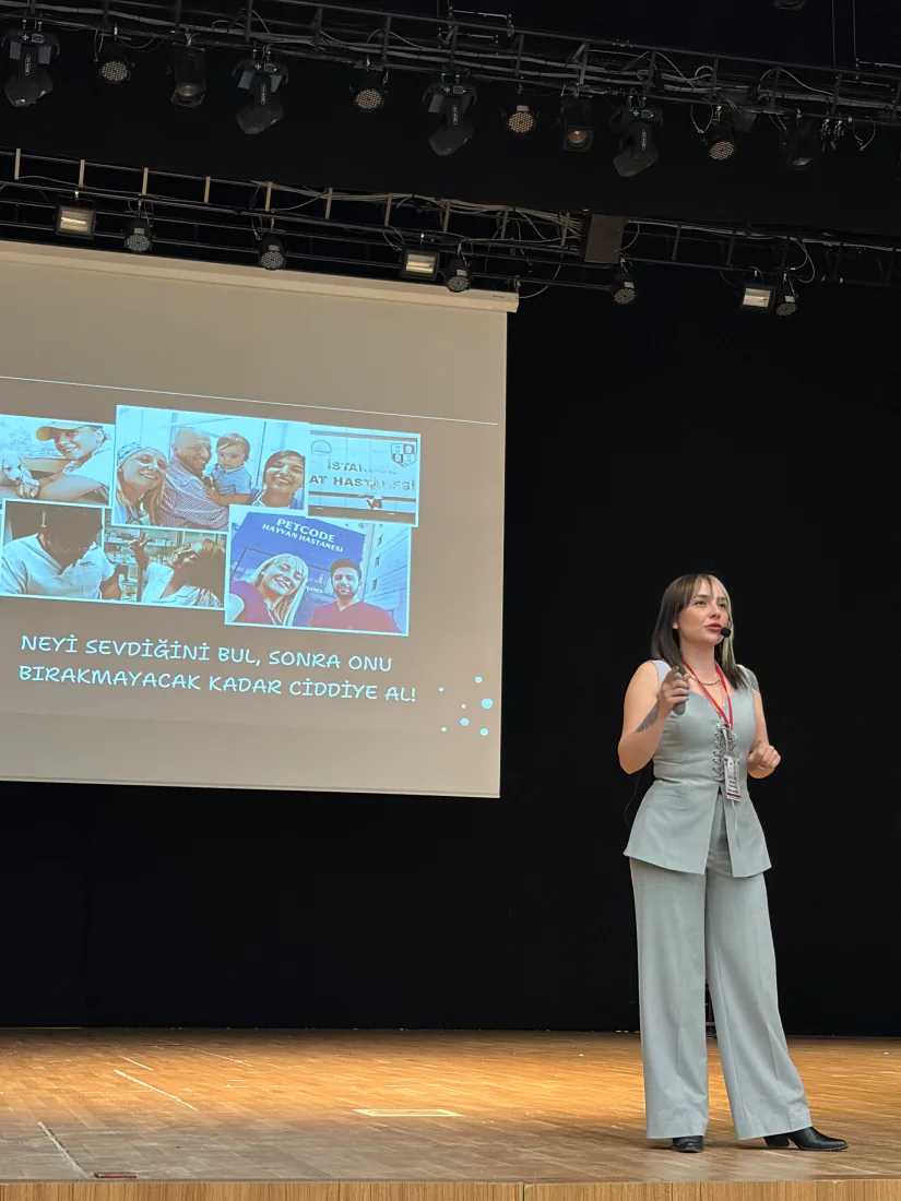 Tülay Köneçoğlu sahnede konuşma yaparken